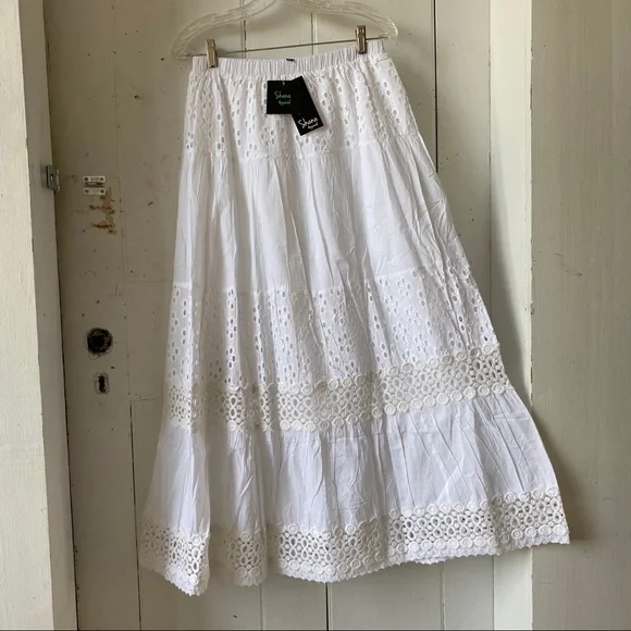 Elegant White Maxi Skirt - Picture 9 of 11